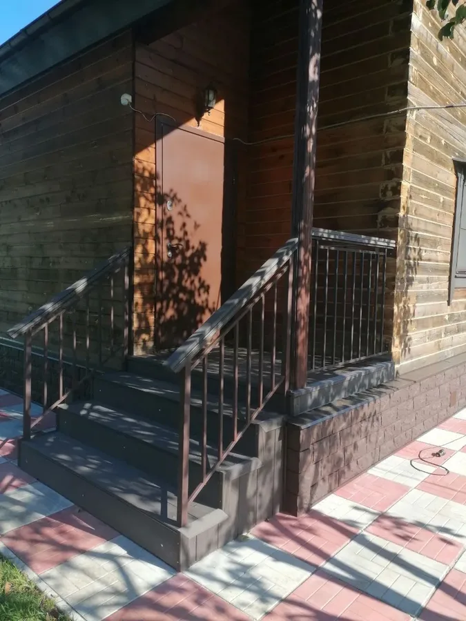 Комплекс из двух крылец для одного дома с просторной террасой