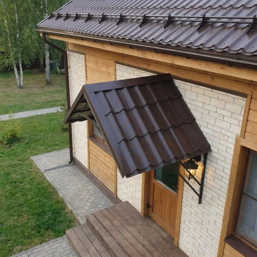 Козырек двускатный с металлочерепицей