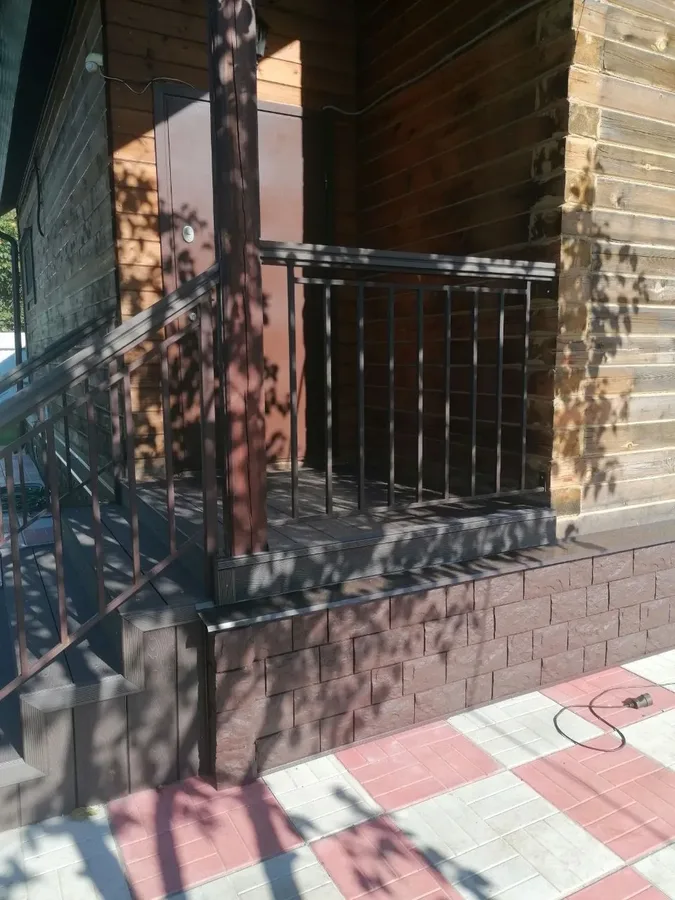 Комплекс из двух крылец для одного дома с просторной террасой