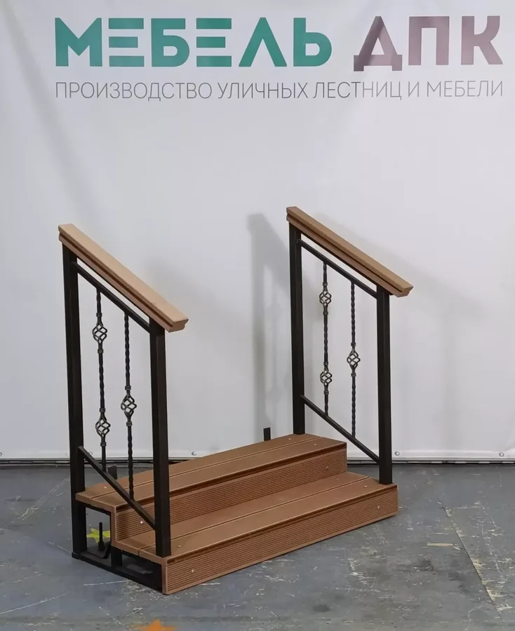 Лестница 2 ступени закрытые подступенки с коваными перилами с двух сторон