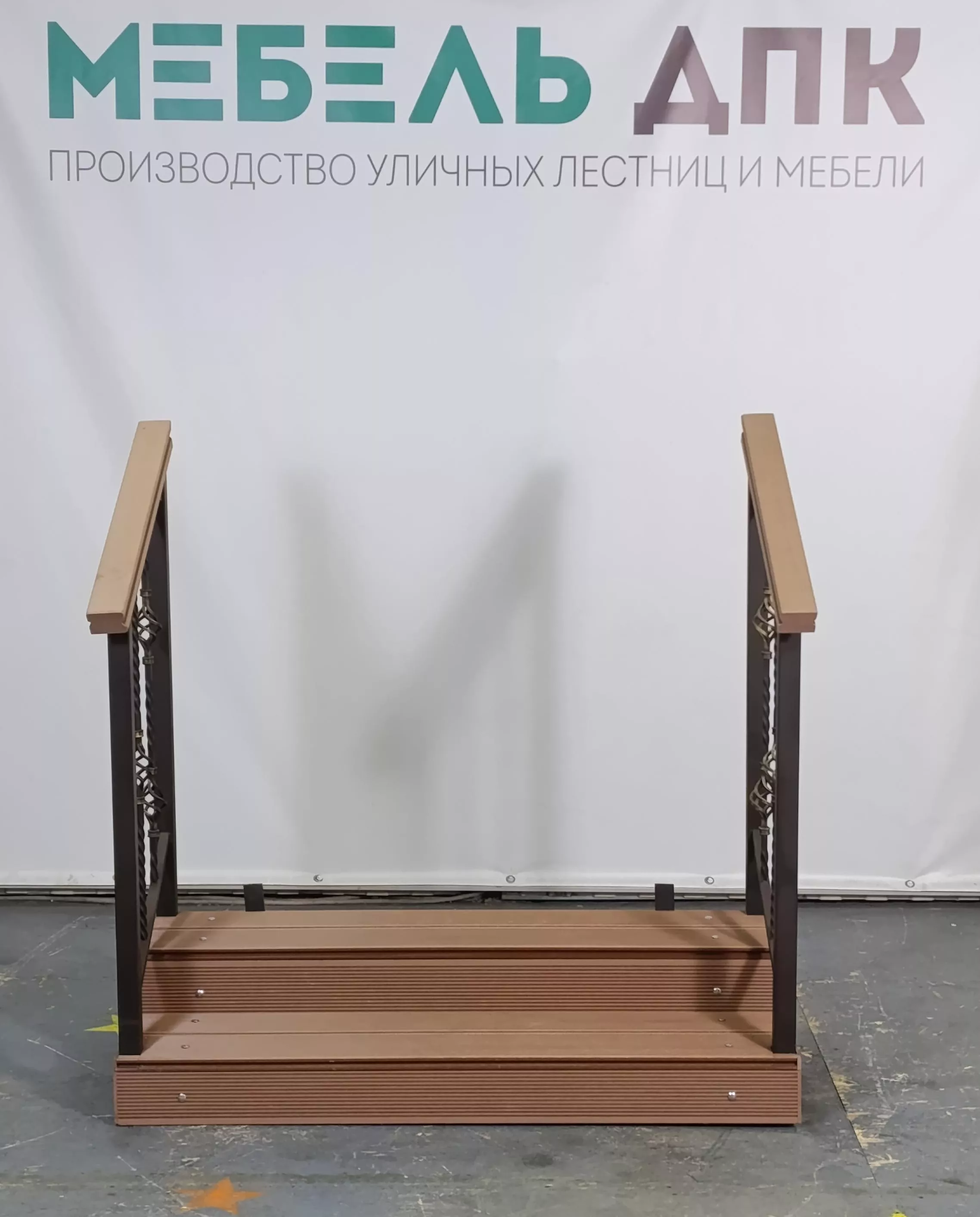 Лестница 2 ступени закрытые подступенки с коваными перилами с двух сторон