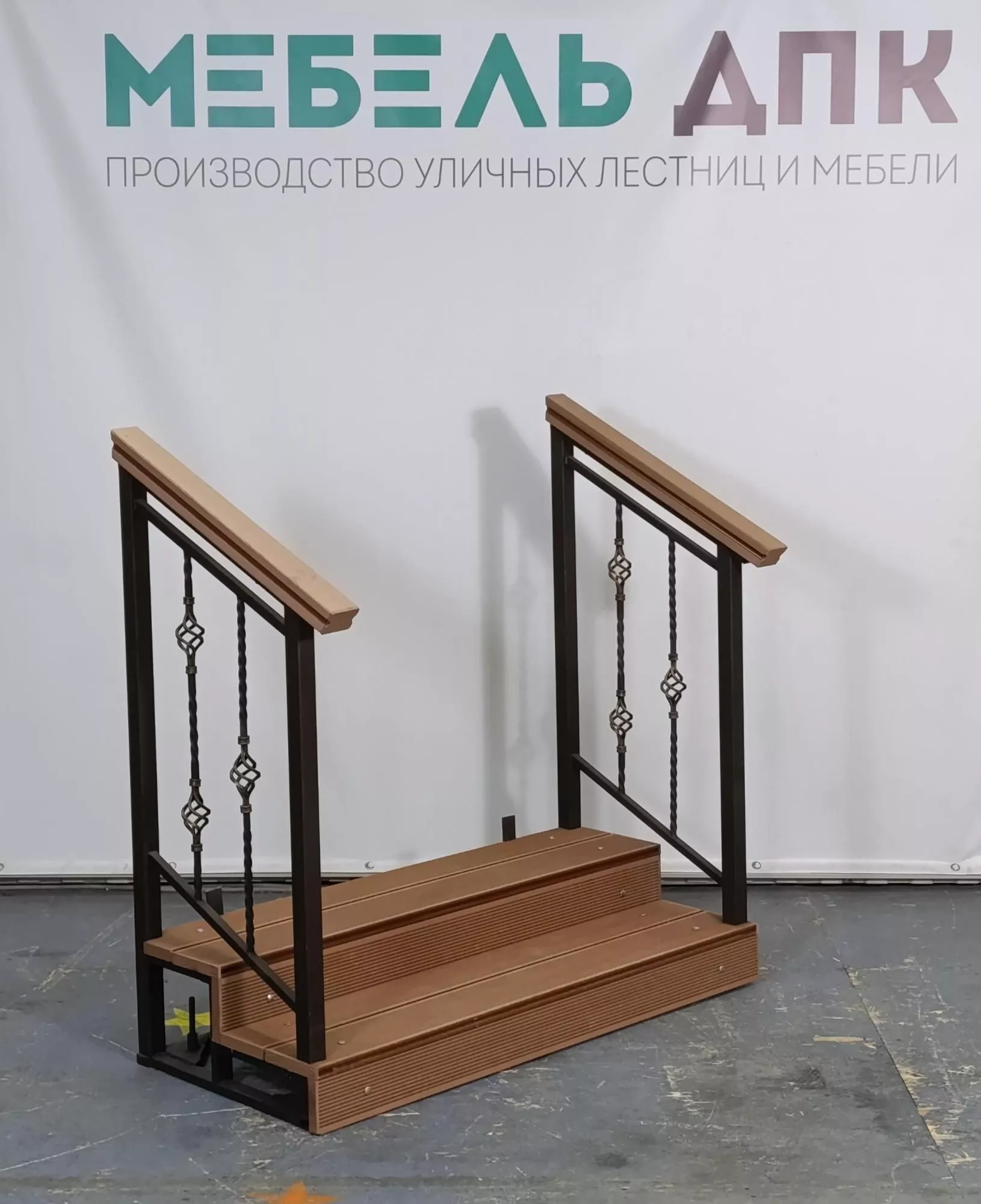 Лестница 2 ступени закрытые подступенки с коваными перилами с двух сторон